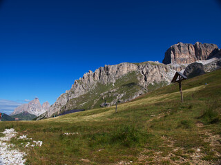 passeggiando sul passo del pordoi, triveneto, italia