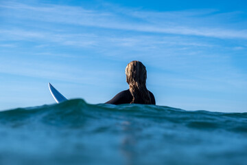 Chica surfista contemplando las olas