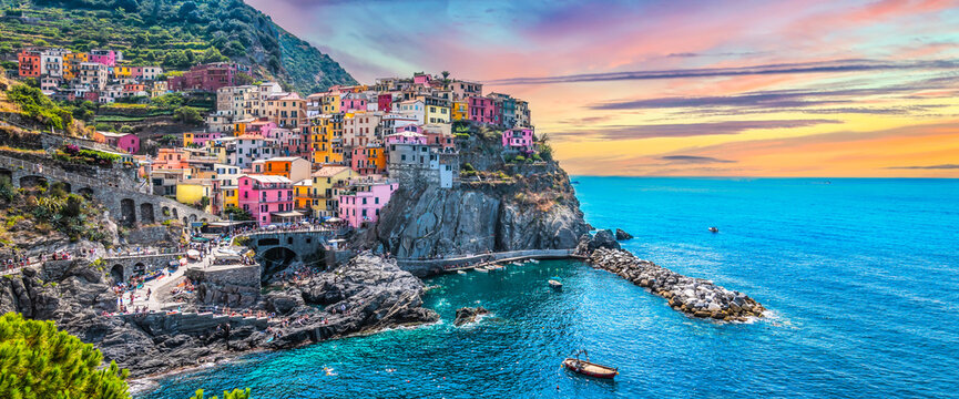 Panoramic view of picturesque village Manarola, Cinque Terre, Italy.