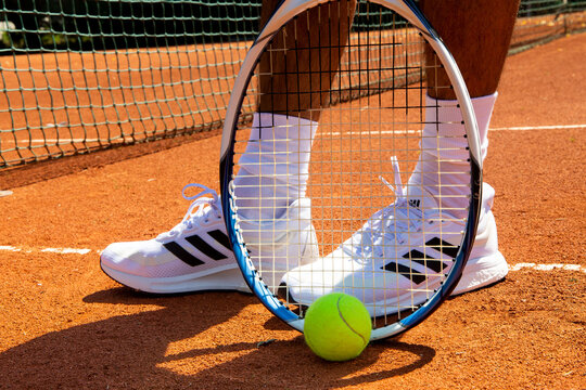 Symbolbild Tennis: Nahaufnahme von einem Tennisspieler auf einem Sandplatz