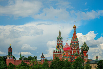 Obraz premium St. Basil's Cathedral and Kremlin Walls and Tower in Red square.