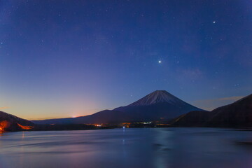 本栖湖で眺める夜明けの富士山　山梨県本栖湖にて