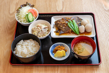 和食レストランで提供されるカレイの煮付け定食、ふっくらと炊き上げた白米とお味噌汁に小鉢を添えた健康的な和朝食セット