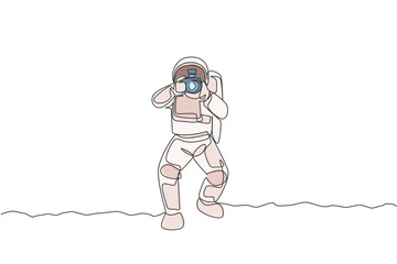 Single continuous line drawing astronaut doing photography with dslr camera in moon surface. Having fun in leisure time on outer space concept. Trendy one line draw design vector illustration graphic