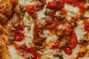 Pizza Margherita fresca fatta in casa con mozzarella di bufala e basilico