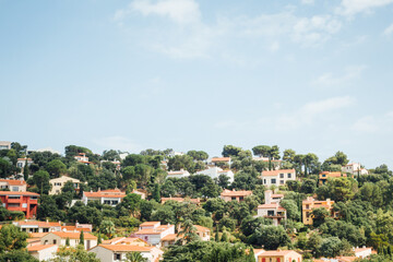 Fototapeta na wymiar Le village de Collioure. La partie récente du village de Collioure. Des constructions récentes sur des collines de la Côte d'Azur. Un village sur une colline