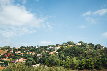 Obraz premium Le village de Collioure. La partie récente du village de Collioure. Des constructions récentes sur des collines de la Côte d'Azur. Un village sur une colline