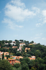 Fototapeta na wymiar Le village de Collioure. La partie récente du village de Collioure. Des constructions récentes sur des collines de la Côte d'Azur. Un village sur une colline