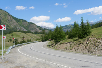 Naklejka premium The road close-up, a sharp right turn in the mountains. Picturesque place, beautiful photo wallpaper. 