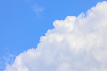 Naklejka na ściany i meble 青い空に浮かぶ白い雲