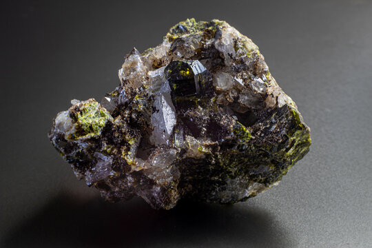 Ultra macro picture of small quartz points with one dark green epidote spike on matrix