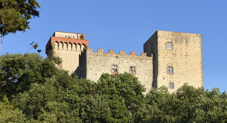 Fototapeta na wymiar Torre del Castellano (Burg von Viesca) vor strahlend blauem Himmel