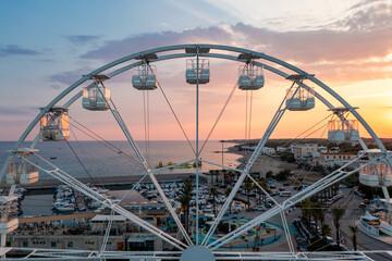 Ruota panoramico di Campomarino di Maruggio, Puglia, Salento, vista dal drone al tramonto in estate