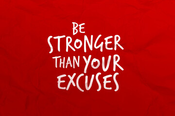 Be stronger than your excuse, citazione scritta a mano su carta invecchiata di colore rosso, stile post it. Banner motivazionale.