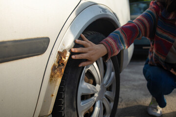 The rusty right fender is covered with a corroded iron defect.