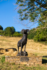 Sculpture en bronze du mouflon du Mont Caroux dans le hameau de Douch