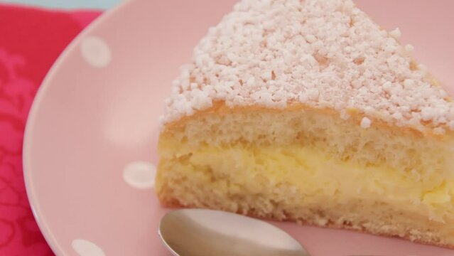 part de tarte trop&eacute;zienne dans une assiette