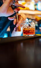 Fototapeta man bartender hand making cocktail in bar obraz