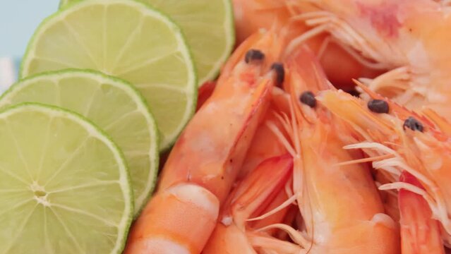 crevettes roses et citron vert dans un plat