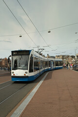 Fototapeta na wymiar Die Straßenbahn in Amsterdam ist ein wichtiges öffentliches Verkehrsmittel für Touristen