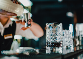 Fototapeta man bartender hand making cocktail in bar. obraz