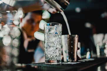 Fototapeta man bartender making cocktail in bar. obraz