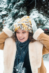 Fototapeta portrait of a young woman in a winter park obraz
