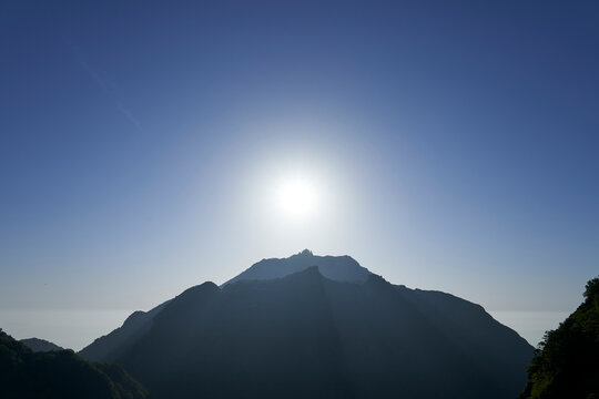 朝日を浴びる雲仙普賢岳 平成新山