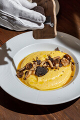 Mashed potatoes with mushrooms and grated truffle