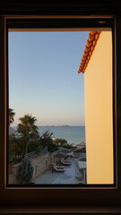 Mittagssonne scheint auf die schöne griechische Insel Kefalonia, Griechenland der Blick auf die wunderschöne Insel Korfu aus dem Fenster eines dezenten Hotels