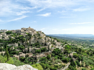 Fototapeta na wymiar The village of Gordes is considered by the Association des plus beaux villages de France as one of the most beautiful villages in France and therefore attracts many tourists, especially in summer.