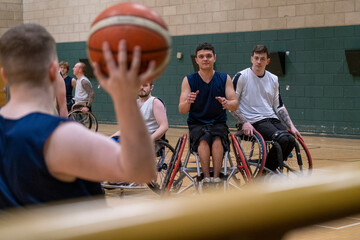 Men in wheelchairs playing basketball - obrazy, fototapety, plakaty