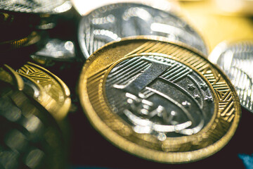 Real - BRL. Moedas do Real Brasileiro em fotografia macro. Conceitos de economia brasileira,...