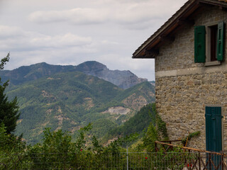 Fototapeta na wymiar Italia, Toscana, Firenzuola, trekking nella valle e sul fiume Rovigo. Il paese di Casette di Tiara.