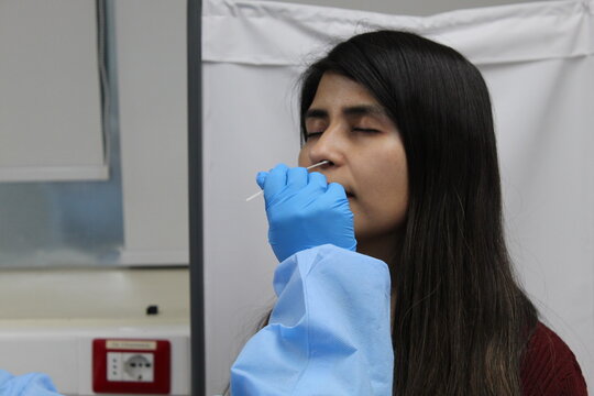 Persona realizando Pcr Covid-19 