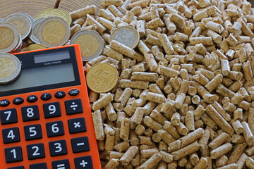 Holzpellets mit Taschenrechner und Euro Münzen