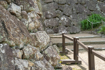 石垣と曲がりくねった通路で櫓を守る構造の国宝姫路城