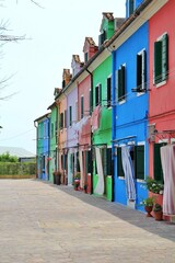 Fototapeta na wymiar colourful houses on the banks of the canal, Burano, Italy, Veneto, houses in strong colours, architecture of the Venetian lagoon