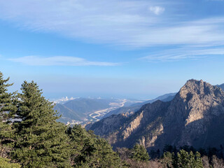 Fototapeta na wymiar 푸른 하늘과 산, 절벽이 어울어진 아름다운 풍경