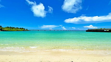 Fototapeta na wymiar 沖縄のきれいな海 みやこサンセットビーチ 宮古島 絶景