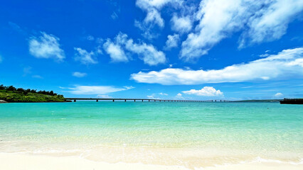 Fototapeta na wymiar 沖縄のきれいな海 みやこサンセットビーチ 宮古島 絶景