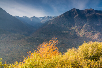 valle de la Artiga de Lin y el macizo del Aneto, valle de Aran, Catlunya, cordillera de los...