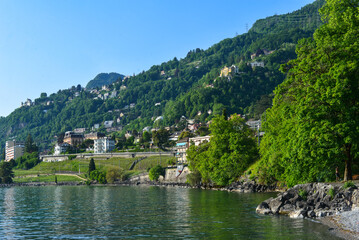 Fototapeta na wymiar Uferpromenade am Genfersee in Veytaux, Gemeinde im Distrikt Riviera-Pays-d’Enhaut des Kantons Waadt (Schweiz)