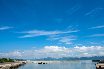 のどかな漁港の青い空