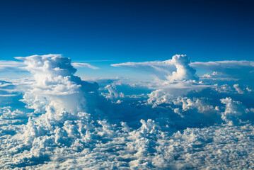 夏の雲海上空の積乱雲と青空