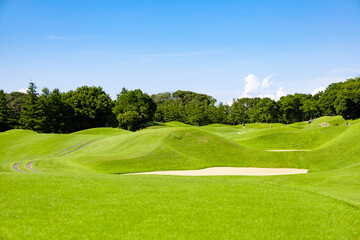 青空のゴルフ場・バンカーや多数のコブがある難しいコースの眺め（千葉県木更津市）