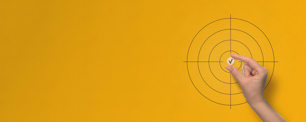 Banner giallo sul concetto di obiettivo centrato, spazio riservato al copy