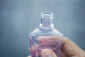  hand hold a mouthwash liquid container 