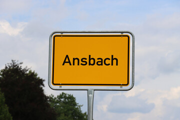 Ortsschild Ansbach: Orangenes Schild am Ortseingang der Stadt Ansbach 2022
