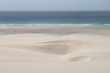 Fototapeta na wymiar donde el desierto se une con el oceano